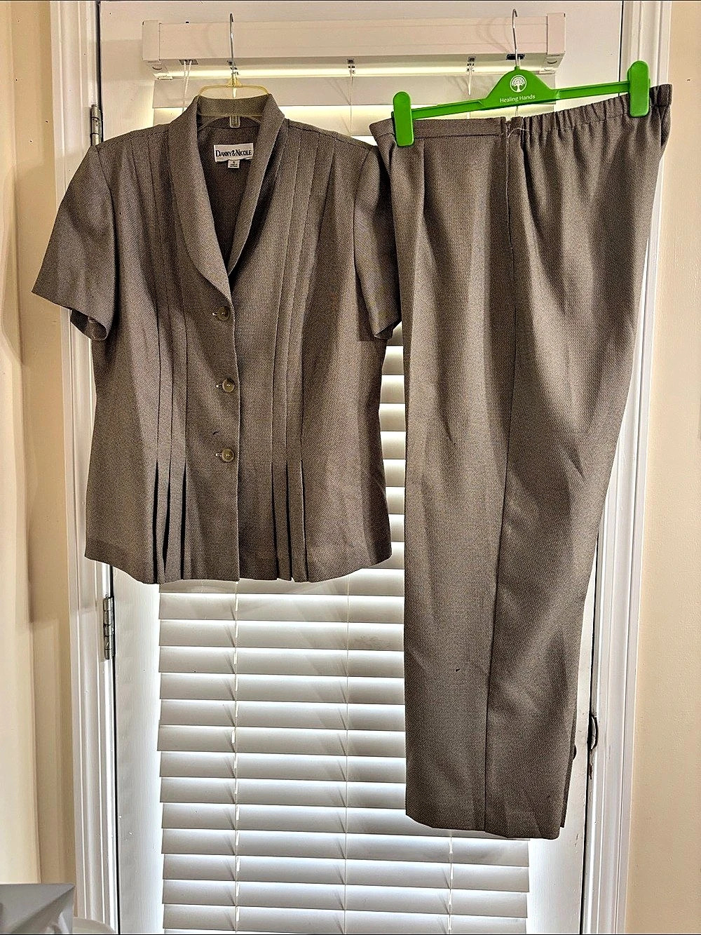 Danny & Nicole 2 piece Women's Pantsuit Brown and cream Size 16
